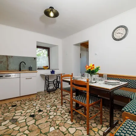 Rustikale Mit 2 Privatparkplaetzen, Grillbereich, Waschmaschine Grižane