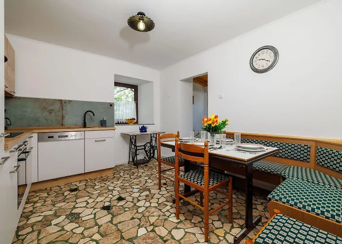 Rustikale Mit 2 Privatparkplaetzen, Grillbereich, Waschmaschine Grižane