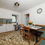 Rustikale Mit 2 Privatparkplaetzen, Grillbereich, Waschmaschine Grižane