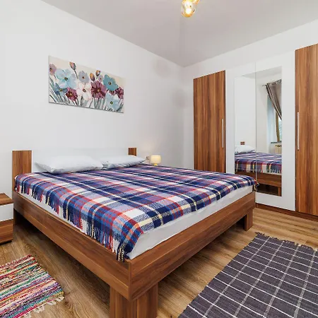 Rustikale Mit 2 Privatparkplaetzen, Grillbereich, Waschmaschine Holiday home