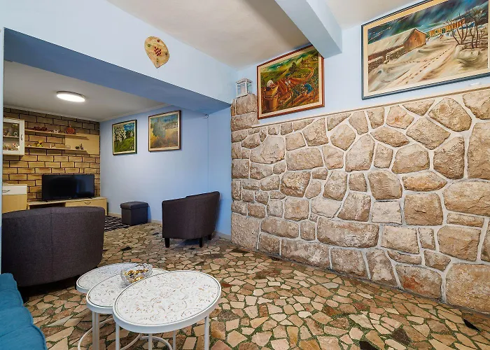 Rustikale Mit 2 Privatparkplaetzen, Grillbereich, Waschmaschine * Grizane-Belgrad